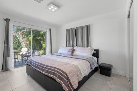House in Hollywood, Florida 3 bedrooms, 102.56 sq.m. № 2031027 - photo 19