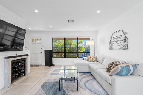 House in Hollywood, Florida 3 bedrooms, 102.56 sq.m. № 2031027 - photo 10