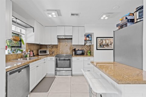 House in Hollywood, Florida 3 bedrooms, 102.56 sq.m. № 2031027 - photo 14