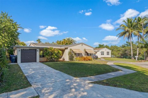 House in Hollywood, Florida 3 bedrooms, 102.56 sq.m. № 2031027 - photo 2