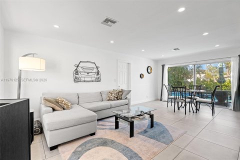 House in Hollywood, Florida 3 bedrooms, 102.56 sq.m. № 2031027 - photo 7