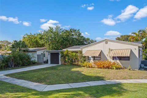 House in Hollywood, Florida 3 bedrooms, 102.56 sq.m. № 2031027 - photo 3