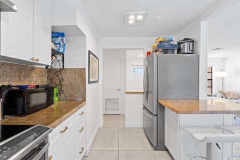 House in Hollywood, Florida 3 bedrooms, 102.56 sq.m. № 2031027 - photo 16