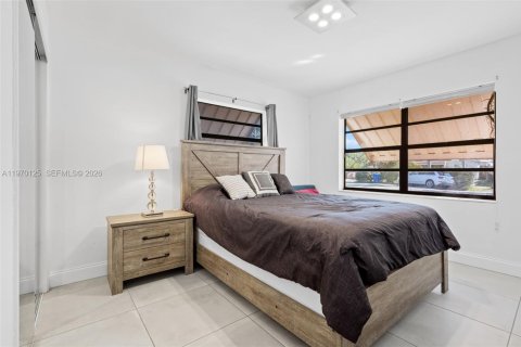 House in Hollywood, Florida 3 bedrooms, 102.56 sq.m. № 2031027 - photo 25