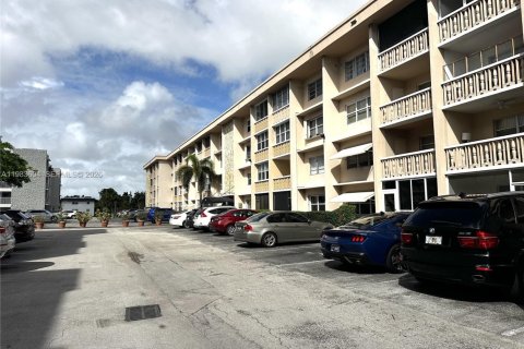 Condominio en venta en Hallandale Beach, Florida, 2 dormitorios, 99.78 m2 № 2049448 - foto 11