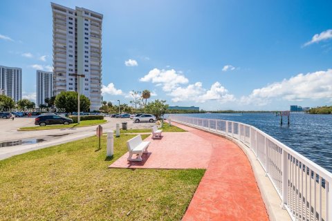 Condo in Sunny Isles Beach, Florida, 1 bedroom  № 1943917 - photo 16