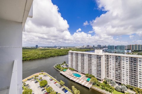 Condo in Sunny Isles Beach, Florida, 1 bedroom  № 1943917 - photo 14
