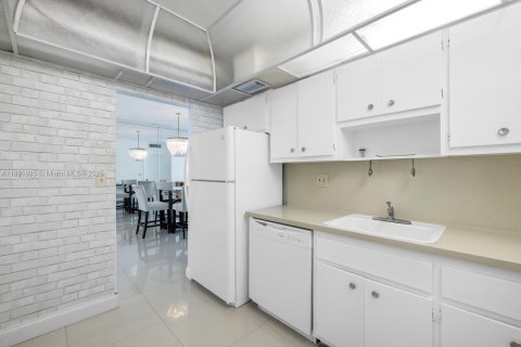 Condo in Sunny Isles Beach, Florida, 1 bedroom  № 1943917 - photo 9