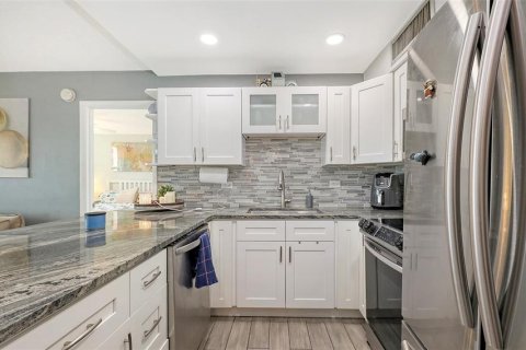 Condo in Bradenton, Florida, 2 bedrooms  № 1906959 - photo 14