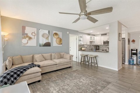 Condo in Bradenton, Florida, 2 bedrooms  № 1906959 - photo 10