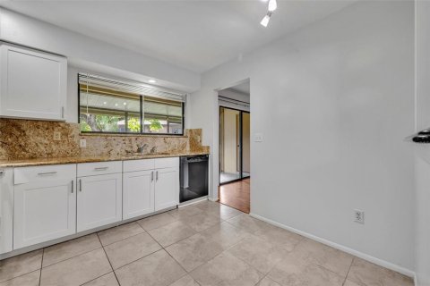 Condo in Lake Mary, Florida, 2 bedrooms  № 1778314 - photo 11
