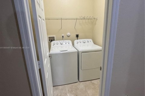 Townhouse in Miami, Florida 3 bedrooms, 149.39 sq.m. № 1953788 - photo 23