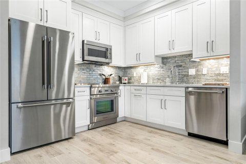 Condo in Sarasota, Florida, 2 bedrooms № 2212544 - photo 9