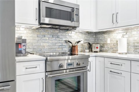 Condo in Sarasota, Florida, 2 bedrooms № 2212544 - photo 11