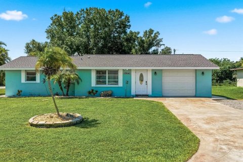 House in Port Charlotte, Florida 3 bedrooms, 133.04 sq.m. № 2303364