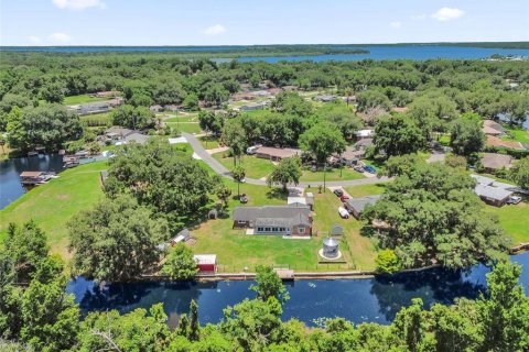 House in Fruitland Park, Florida 3 bedrooms, 175.4 sq.m. № 2094727