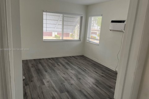 Apartamento en alquiler en Fort Lauderdale, Florida, 1 dormitorio, 306.02 m2 № 2031876 - foto 2