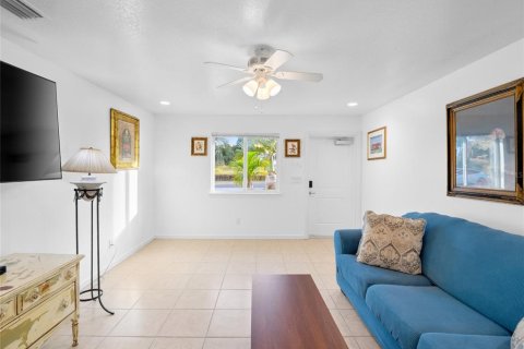 Casa en venta en Cocoa, Florida, 4 dormitorios, 219.06 m2 № 2094483 - foto 9