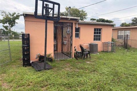 Villa ou maison à vendre à Opa-locka, Floride: 2 chambres, 55.18 m2 № 2422944 - photo 3