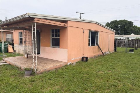 Villa ou maison à vendre à Opa-locka, Floride: 2 chambres, 55.18 m2 № 2422944 - photo 2