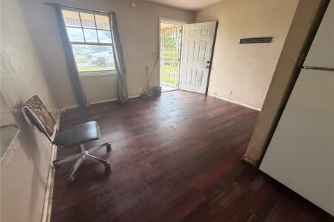 Villa ou maison à vendre à Opa-locka, Floride: 2 chambres, 55.18 m2 № 2422944 - photo 6