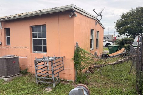 Villa ou maison à vendre à Opa-locka, Floride: 2 chambres, 55.18 m2 № 2422944 - photo 4
