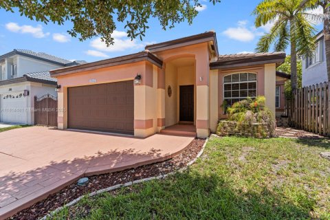 Casa en venta en Hialeah, Florida, 3 dormitorios, 152.92 m2 № 1768181 - foto 1