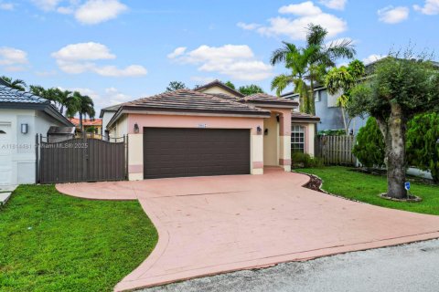 Casa en venta en Hialeah, Florida, 3 dormitorios, 152.92 m2 № 1768181 - foto 1