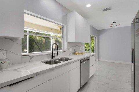 House in Coral Springs, Florida 3 bedrooms, 162.86 sq.m. № 2083784 - photo 5