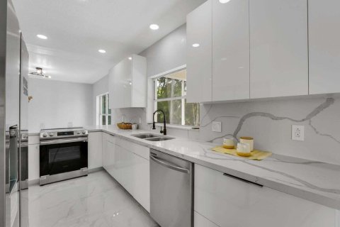 House in Coral Springs, Florida 3 bedrooms, 162.86 sq.m. № 2083784 - photo 4