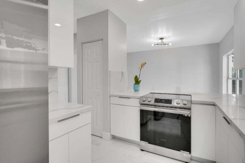 House in Coral Springs, Florida 3 bedrooms, 162.86 sq.m. № 2083784 - photo 8