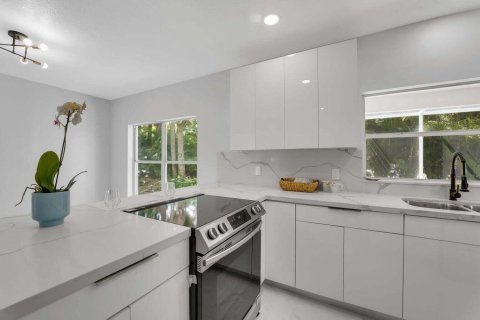 House in Coral Springs, Florida 3 bedrooms, 162.86 sq.m. № 2083784 - photo 7