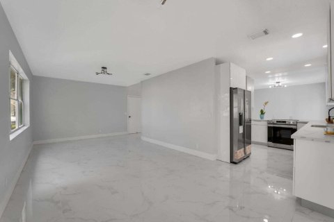 House in Coral Springs, Florida 3 bedrooms, 162.86 sq.m. № 2083784 - photo 15