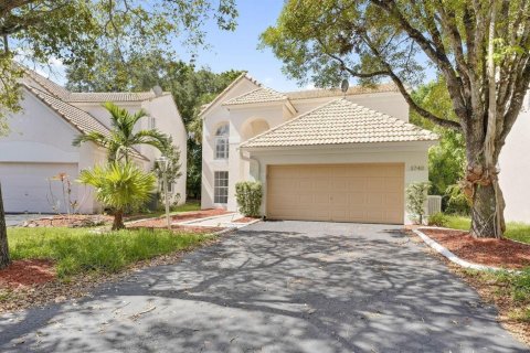 House in Coral Springs, Florida 3 bedrooms, 162.86 sq.m. № 2083784 - photo 2