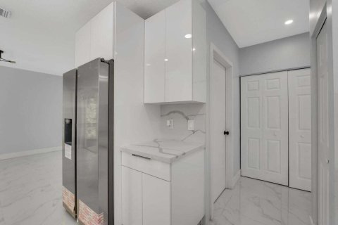 House in Coral Springs, Florida 3 bedrooms, 162.86 sq.m. № 2083784 - photo 6
