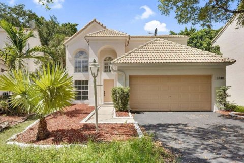 House in Coral Springs, Florida 3 bedrooms, 162.86 sq.m. № 2083784