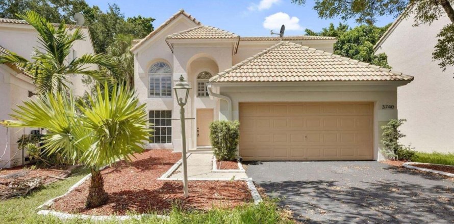 House in Coral Springs, Florida 3 bedrooms, 162.86 sq.m. № 2083784