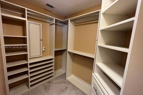 Villa ou maison à vendre à Port St. Lucie, Floride: 4 chambres, 230.96 m2 № 1994130 - photo 17