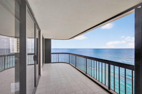 Condominio en venta en Riviera Beach, Florida, 2 dormitorios, 147.34 m2 № 2267921 - foto 2