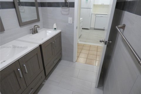 Condo in Miami, Florida, 1 bedroom  № 2087086 - photo 8