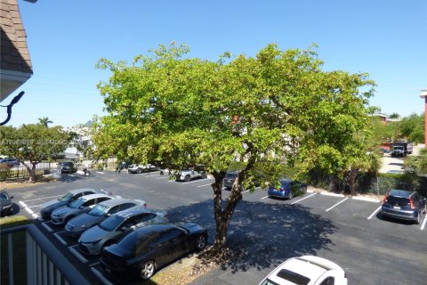 Condo in Miami, Florida, 1 bedroom  № 2087086 - photo 17