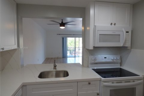 Condo in Miami, Florida, 1 bedroom  № 2087086 - photo 4