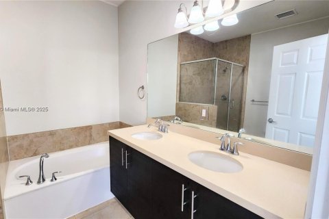 Купить таунхаус в Дорал, Флорида 4 спальни, 201.6м2, № 1952406 - фото 27