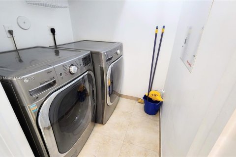 Купить таунхаус в Дорал, Флорида 4 спальни, 201.6м2, № 1952406 - фото 15