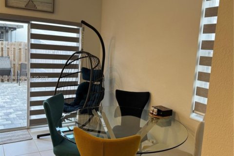 Снять в аренду таунхаус в Хомстед, Флорида 3 спальни, 123.37м2, № 2080598 - фото 8