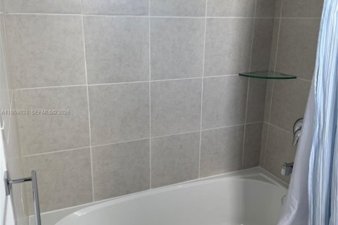 Снять в аренду таунхаус в Хомстед, Флорида 3 спальни, 123.37м2, № 2080598 - фото 5