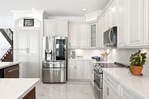Villa ou maison à vendre à Miramar, Floride: 4 chambres, 332.5 m2 № 2370535 - photo 14