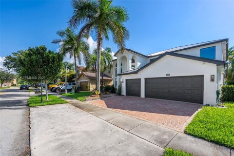 Villa ou maison à vendre à Miramar, Floride: 4 chambres, 332.5 m2 № 2370535 - photo 4