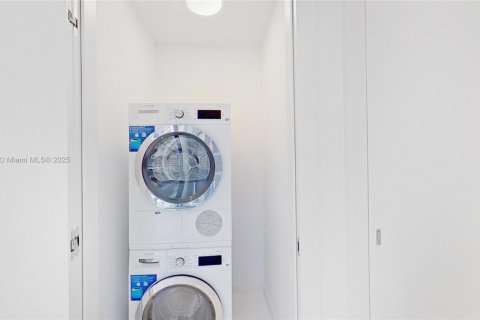 Condo in Miami, Florida, 1 bedroom  № 1898057 - photo 12