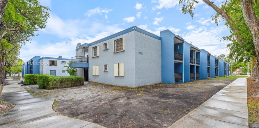 Condominio en Miami, Florida, 1 dormitorio  № 2007655